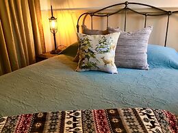 Mountain Pine Cabin - Sleeps 6 - Pet Friendly