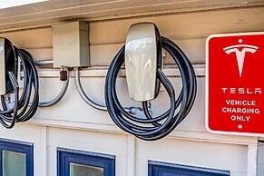 Redtail Suites~'red' Mccall Suite~tesla Station