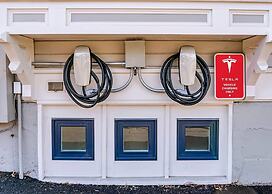 Redtail Suites~'red' Mccall Suite~tesla Station