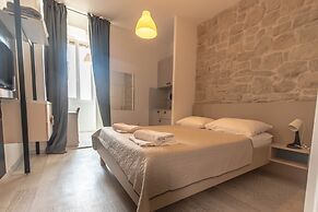 City Center Studio Apartments L&B