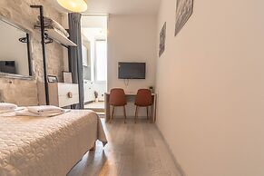 City Center Studio Apartments L&B