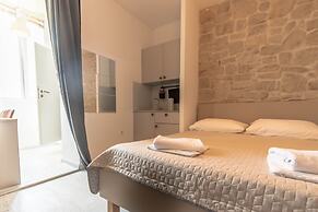 City Center Studio Apartments L&B