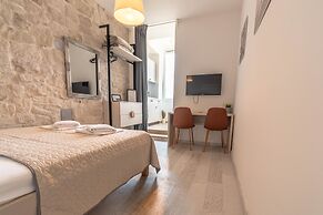 City Center Studio Apartments L&B