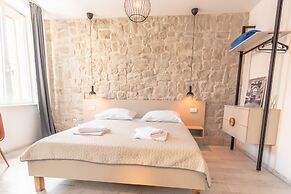 City Center Studio Apartments L&B