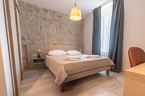 City Center Studio Apartments L&B