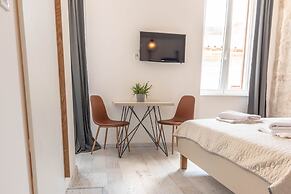 City Center Studio Apartments L&B