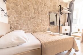 City Center Studio Apartments L&B