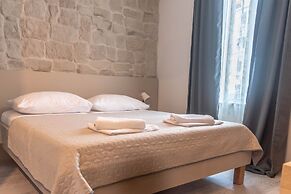 City Center Studio Apartments L&B