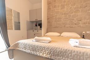 City Center Studio Apartments L&B