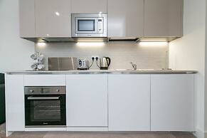 Deluxe Heathrow Apartments & Parking