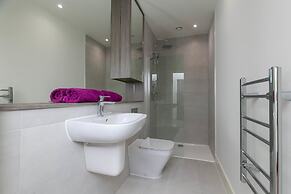 Deluxe Heathrow Apartments & Parking