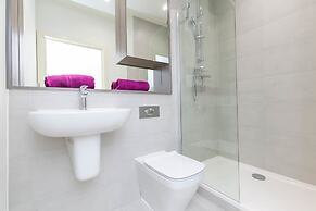 Deluxe Heathrow Apartments & Parking