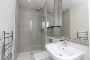 Deluxe Heathrow Apartments & Parking