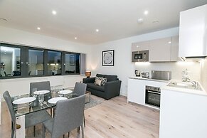 Deluxe Heathrow Apartments & Parking