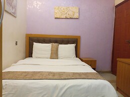 Euro Lounge and Suites