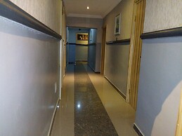 Euro Lounge and Suites