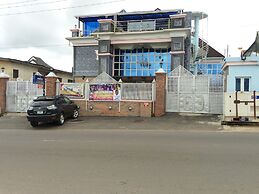 Euro Lounge and Suites