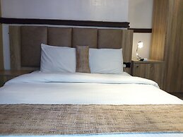 Euro Lounge and Suites