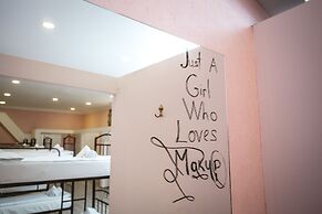 Sherlock Holmes Hostel Baku