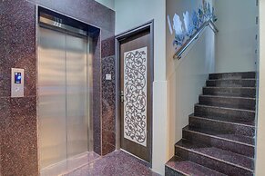 OYO 11916 Varcity Plaza