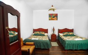 Colonial House Inn - Hostel