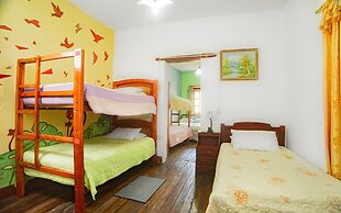 Colonial House Inn - Hostel