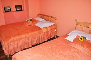 Colonial House Inn - Hostel