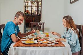 Colonial House Inn - Hostel