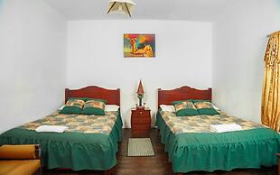 Colonial House Inn - Hostel