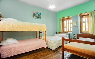 Colonial House Inn - Hostel