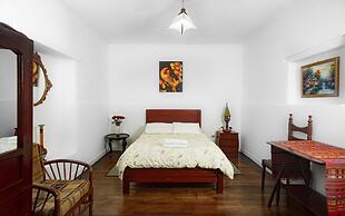 Colonial House Inn - Hostel