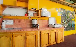 Colonial House Inn - Hostel