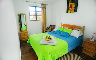 Colonial House Inn - Hostel