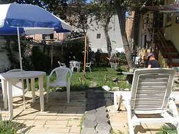 Colonial House Inn - Hostel