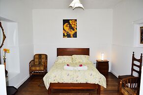 Colonial House Inn - Hostel