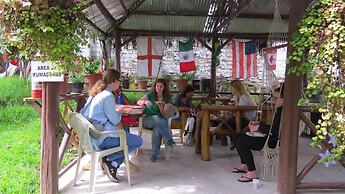 Colonial House Inn - Hostel