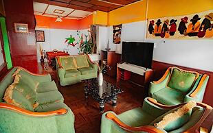 Colonial House Inn - Hostel