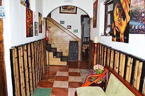 Colonial House Inn - Hostel