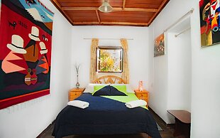 Colonial House Inn - Hostel