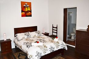 Colonial House Inn - Hostel