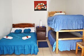 Colonial House Inn - Hostel