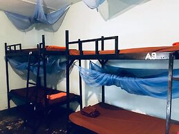 Yellow Moon M23 Hostel