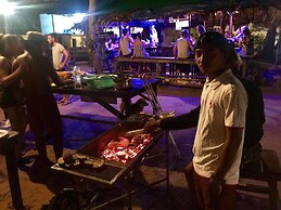 Yellow Moon M23 Hostel