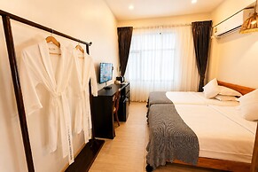 YOLO Bangkok Boutique Hotel