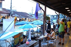 RoomQuest Amphawa Floating Market