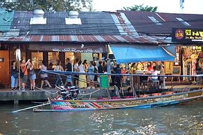 RoomQuest Amphawa Floating Market