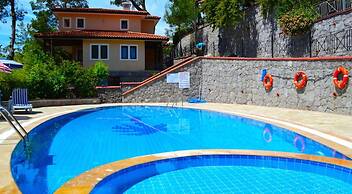 Terrace Life Palm Apart