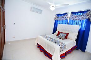 Modern House Pool AC WiFi