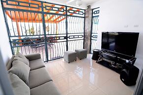 Modern House Pool AC WiFi