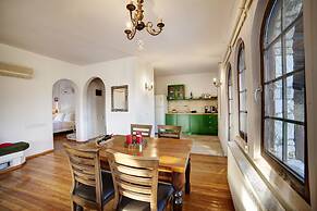 Vinifera Vineyards Hotel